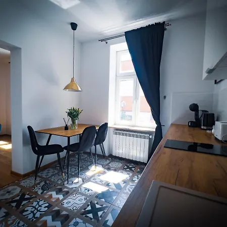 アパート Nalu Black&white No 8