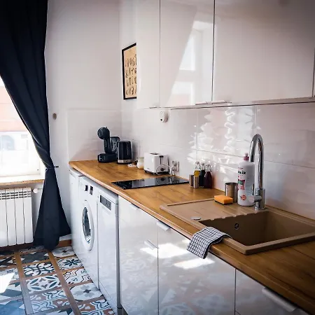 アパート Nalu Black&white No 8